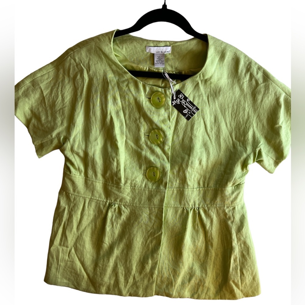 NWT Lucy & Laurel Large linen top, button and snap front in spring green color
C